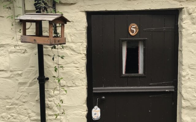 Drewe Arms Bunk Rooms & Church Cottage