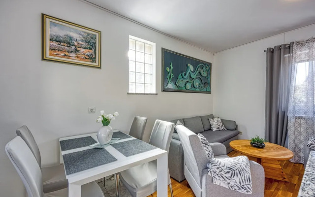 Small Holiday Home Jakara 5