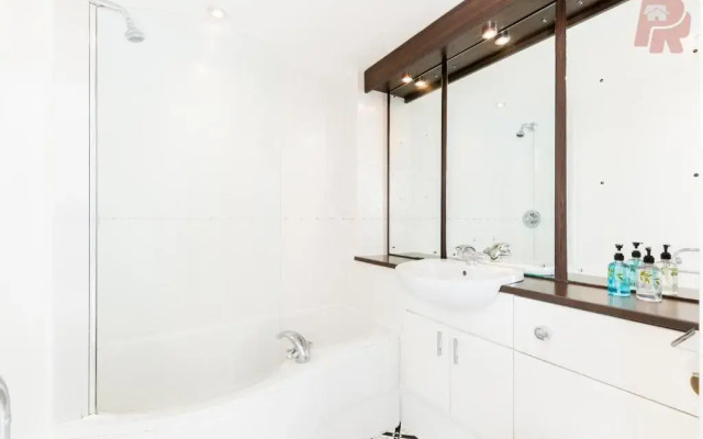 Central Massplaza 2 Bedroom Apartment - Parking & Balcony - Air Conditioned