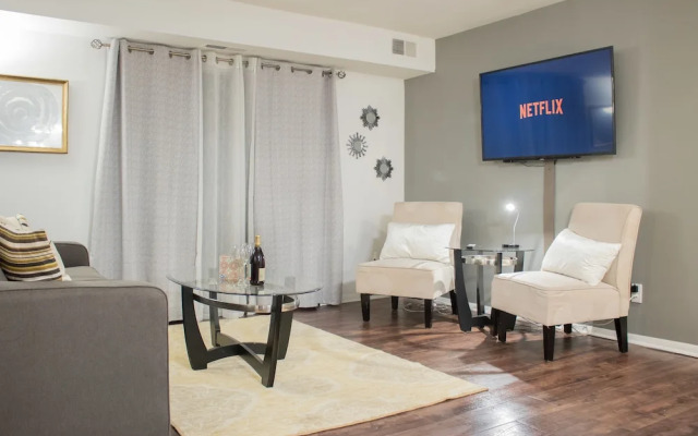 Luxury 2 Bed Condo Near Downtown