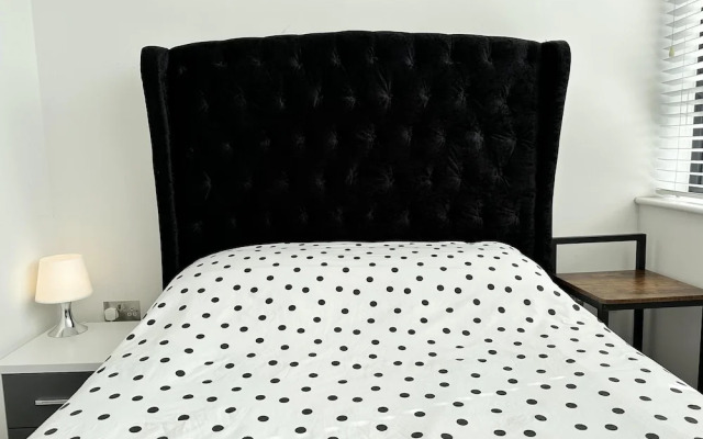 Condo Apartment With Workspace