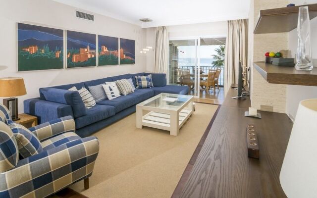 HB First beach line apartment in Hacienda beach Roomservice