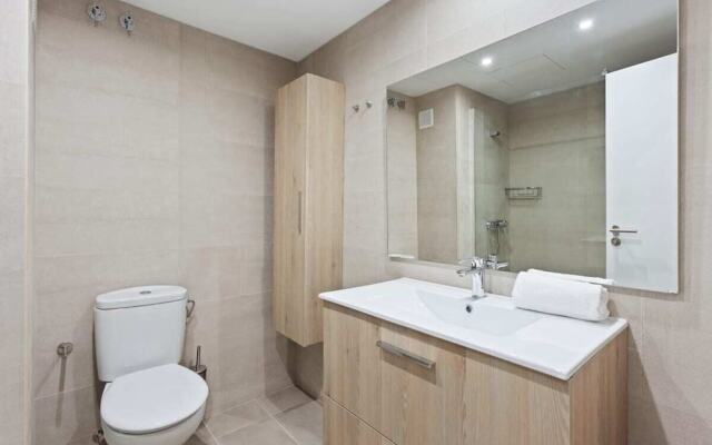 Designer 4 Bed Apt W Balcony Near Placa Catalunya