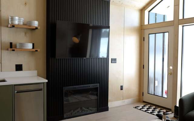 Yellowstone Peaks Hotel