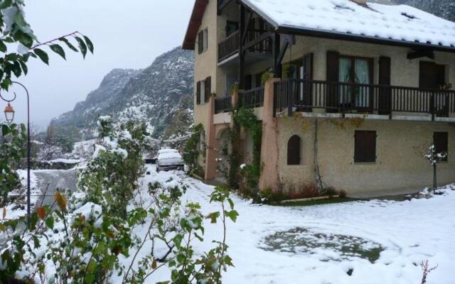 Apartment With one Bedroom in Saint-crepin, With Wonderful Mountain Vi