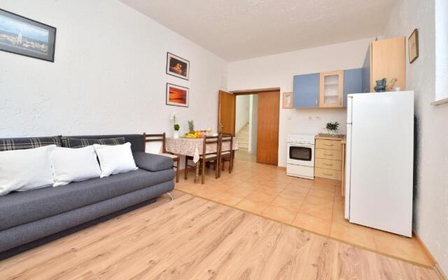 Beachfront Skoblar Holiday Home with Seaview