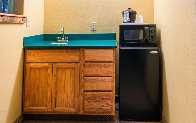 Pinedale Hotel & Suites