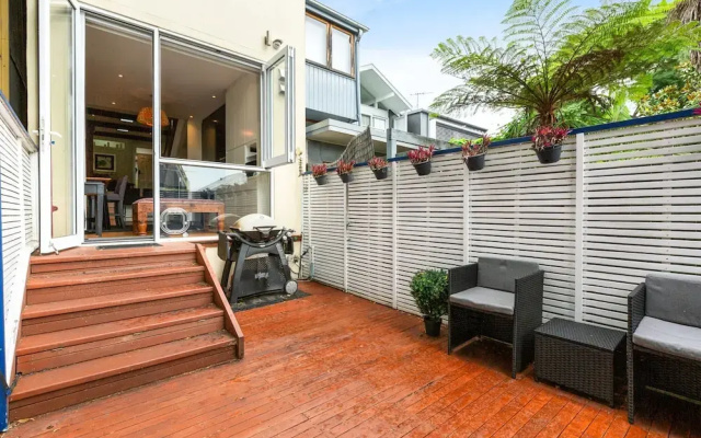Elegant 1-bed With Study by Balmain Wharf