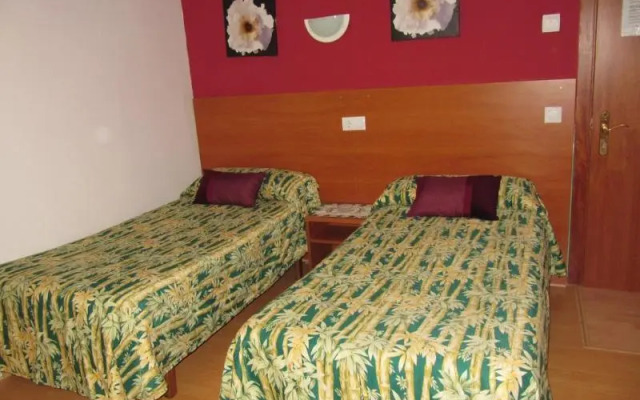 Hostal y Apartamento Molí de Mar