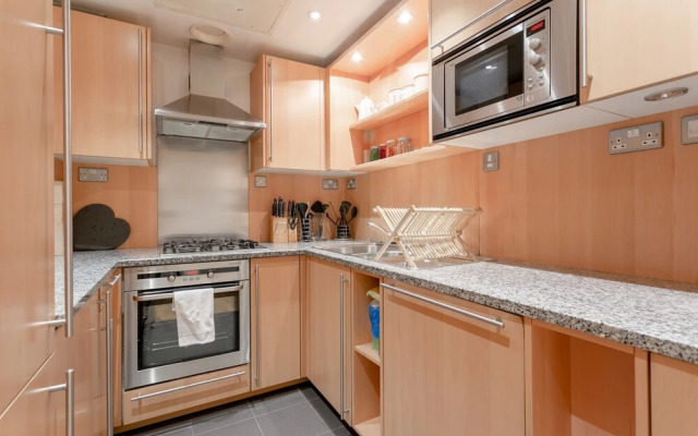 2 Bedroom Flat in Chelsea With Pool and Garden