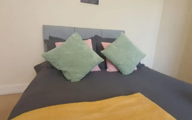 Room in Guest Room - Nice Double Room in Coventry