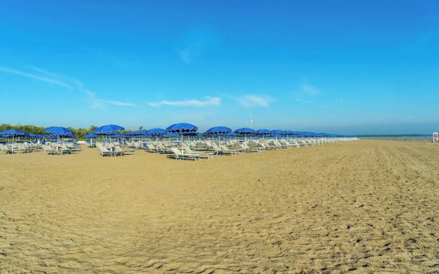 Houses and Apts. in Albarella 24882