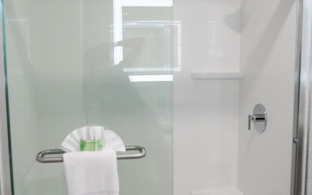 Holiday Inn Express & Suites Lake Forest by IHG