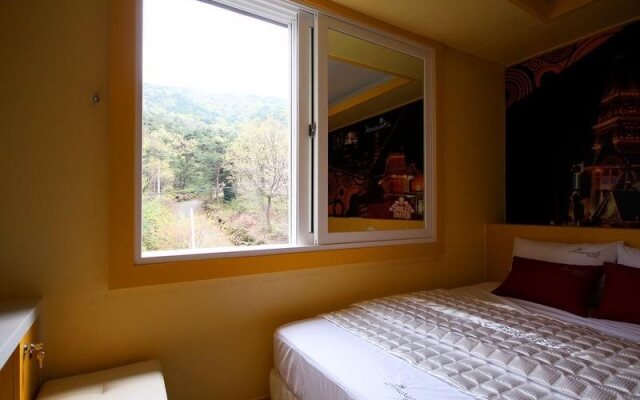 Amaranth Tourist Hotel