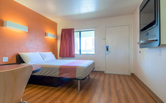 Motel 6 Palm Springs, CA - Downtown