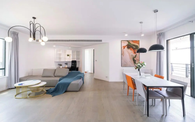 Tyms Elegant 4BR 2BA Apt in Xujiahui