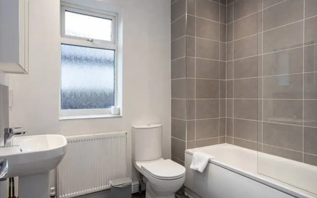 Spacious House With Parking Near Heaton Park