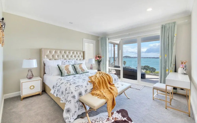 Magnificent Harbour View Villa in Orakei