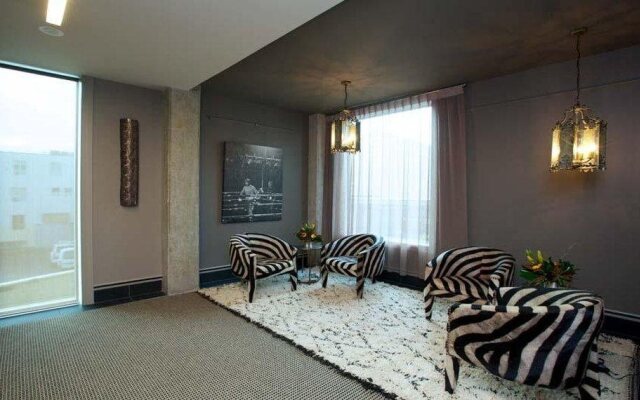 King and Queen Hotel Suites