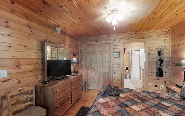 Bearly Visible - 2 Br Cabin