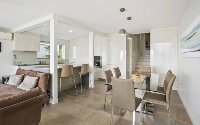 Stunning Apartment With Views of Laguna Bay - Unit 2 Taralla 16 Edgar Bennett Ave – Guest Rooms – Noosa Heads