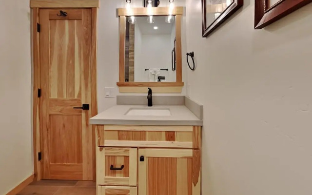 Spacious Condo with Loft, Next to Onsite Ski and Snowboard Rentals! by RedAwning