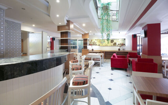 RedDoorz near Setrasari Mall 2