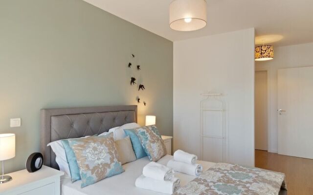 Stunning 2 Bed Apt, Sleeps 4 nr Entrecampos