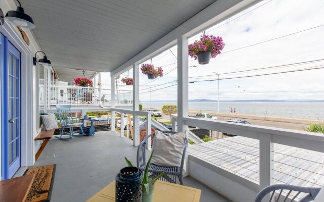 The Waterfront Gray on Alki Beach EXT Stay