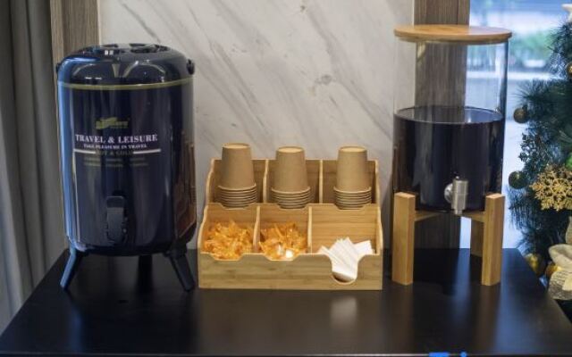 Orange Hotel  (Shanghai Hongqiao Railway Station Beidi Road)