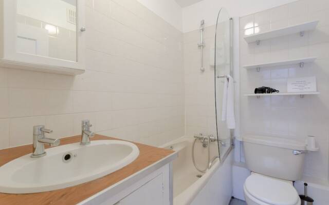 1 Bedroom Flat With Lofty Ceilings and Garden