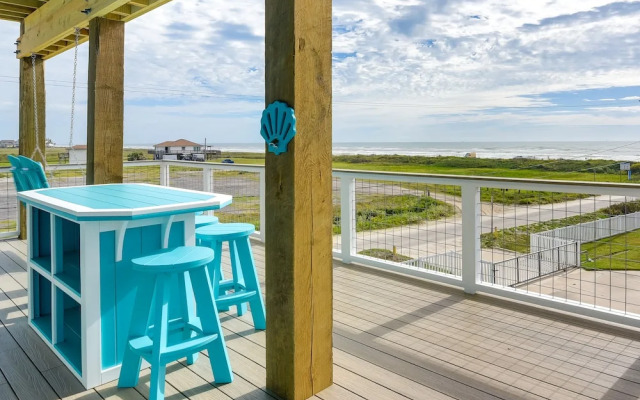 Steps to Beach: Vibrant House in Galveston!