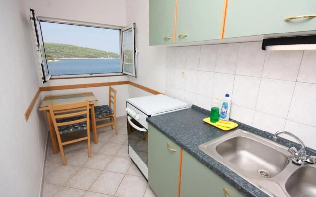 Apartments by the sea Necujam, Solta - 5182