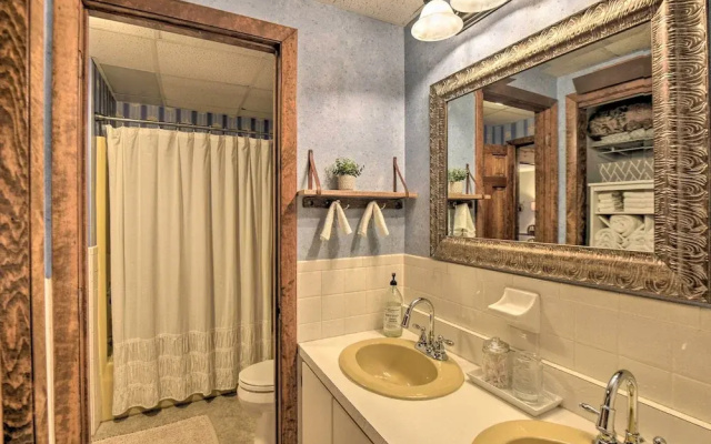 Glen Condo w/ Mountain Views: Walk to Story Land