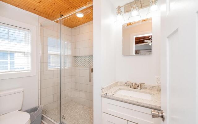 Chill'ax Inn by Oak Island Accommodations