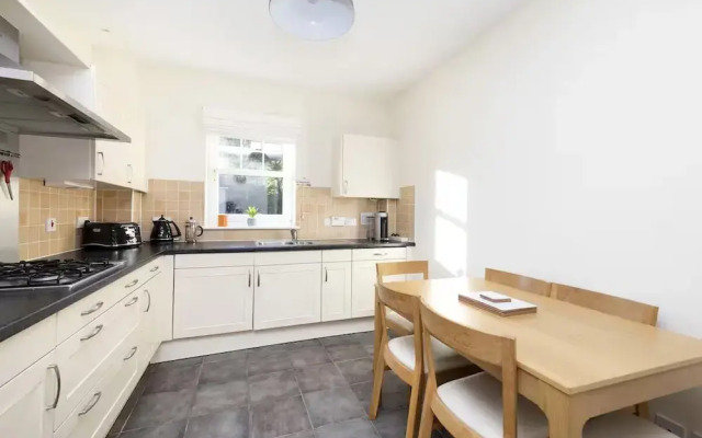 Modern Flat with Free Parking