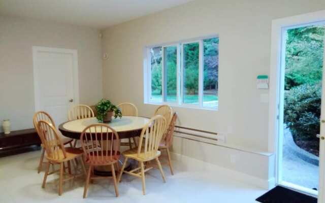 B - Sechelt Private Coastal Home