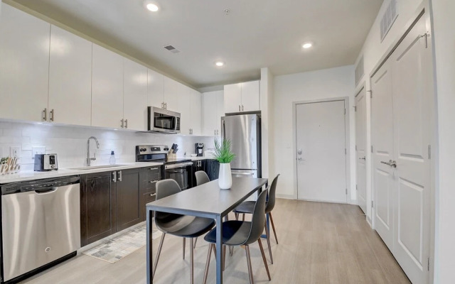 FRONTDESK Main & Clay Apts Butcḣertown Louisville