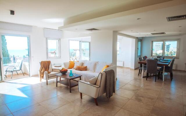 Amathus suite with sea view