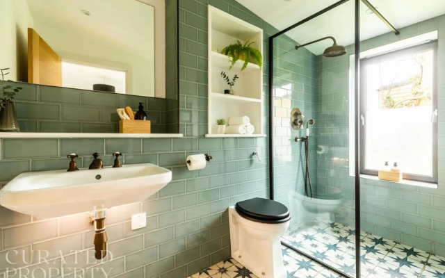 Stunning 5 Bedroom New Build With Amazing Views