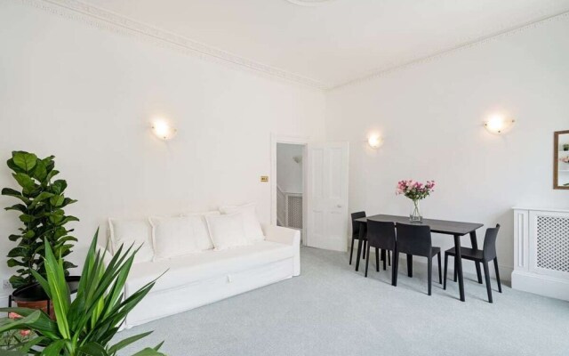 Sophisticated 2-bed, 2-bath apt in Chelsea