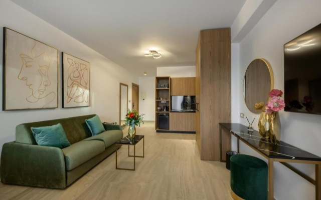 Cens Bronze Luxury Suites