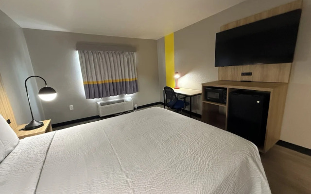 Super 8 by Wyndham Richfield/Cleveland