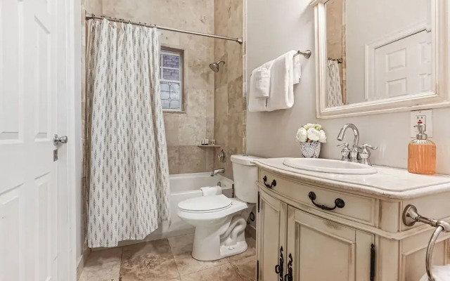 Modern 3BR Condo With Pool