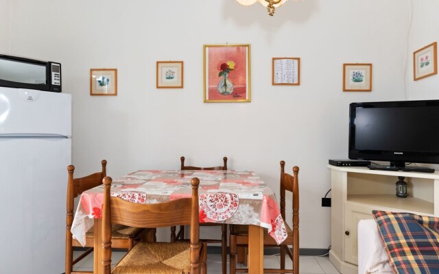 Vibrant Holiday Home in Lazise with Swimming Pool near Lake