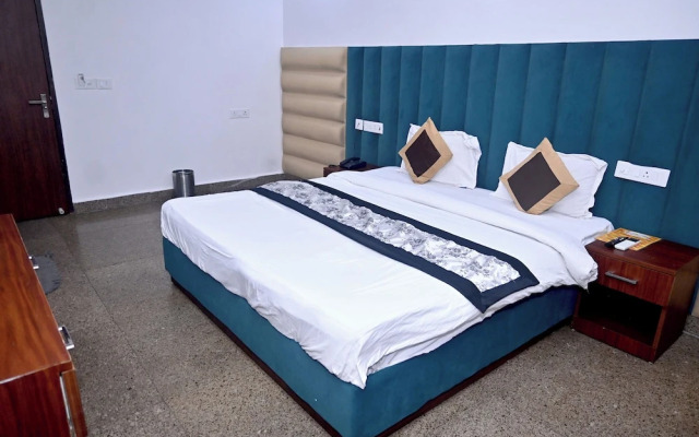 Hotel Golden By Admire Stay