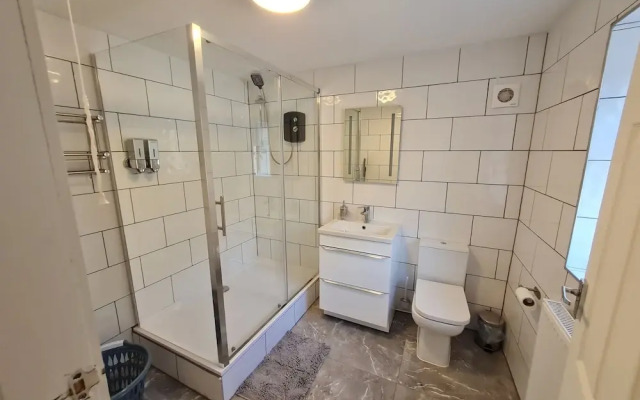 Central Guest Room - En-suite, Parking & Garden