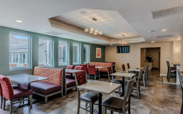 Orangewood Inn & Suites Kansas City Airport