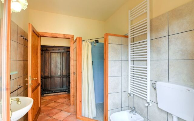 Luxurious Holiday Home in Lamporecchio With Pool