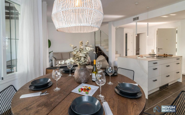 TOP RENOVATED 3-BDRM TOWNHOUSES with POOL, BBQ & ROOFTOP TERRACES